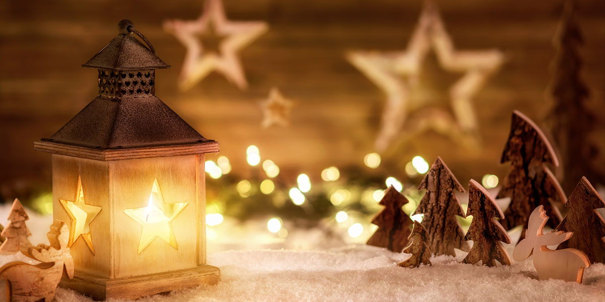 Weihnachtliche Szene aus Holz im Laternenlicht